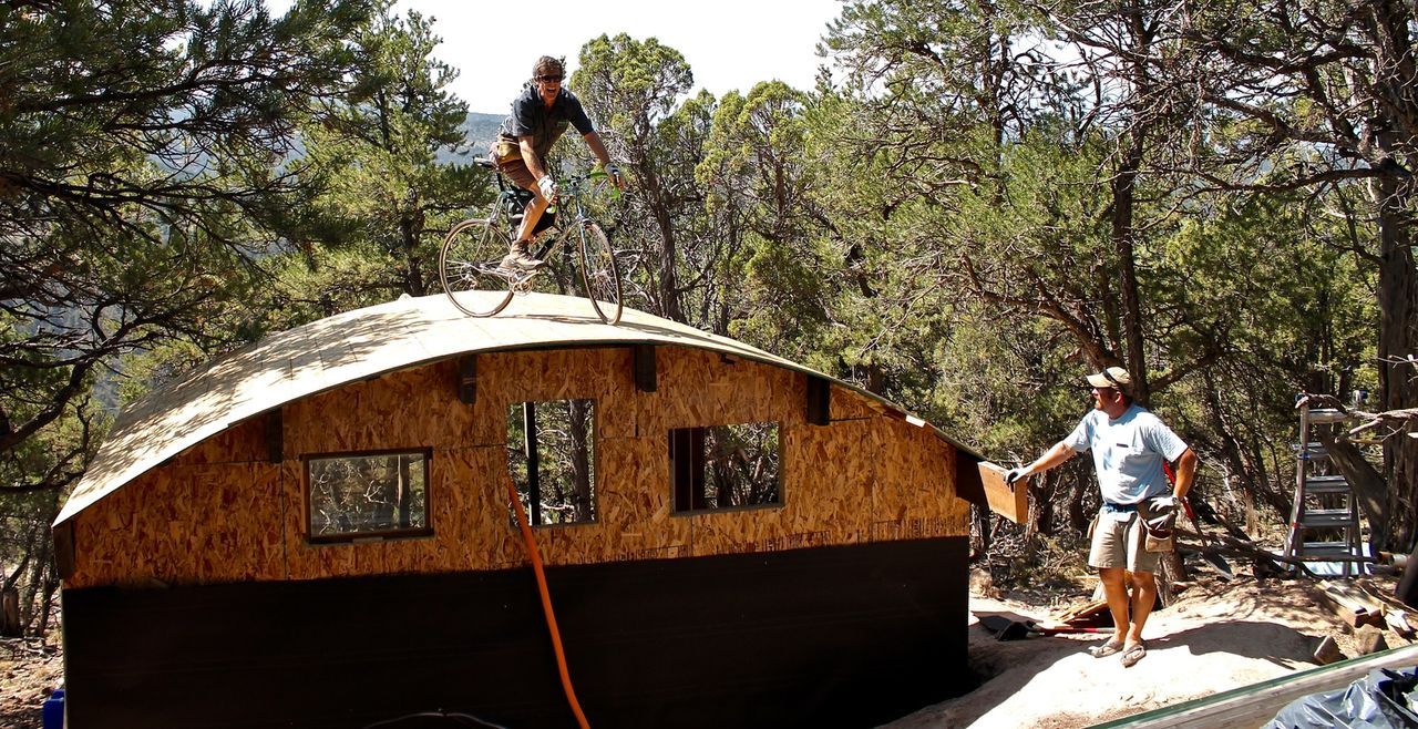 Die rauen Rocky Mountains im Westen Colorados sind ein Traum für tollkühne Outdoorfans wie Steve Novy (l.) und eine Gruppe von mutigen Mountainbiker... - Bildquelle: 2016,DIY Network/Scripps Networks, LLC. All Rights Reserved.