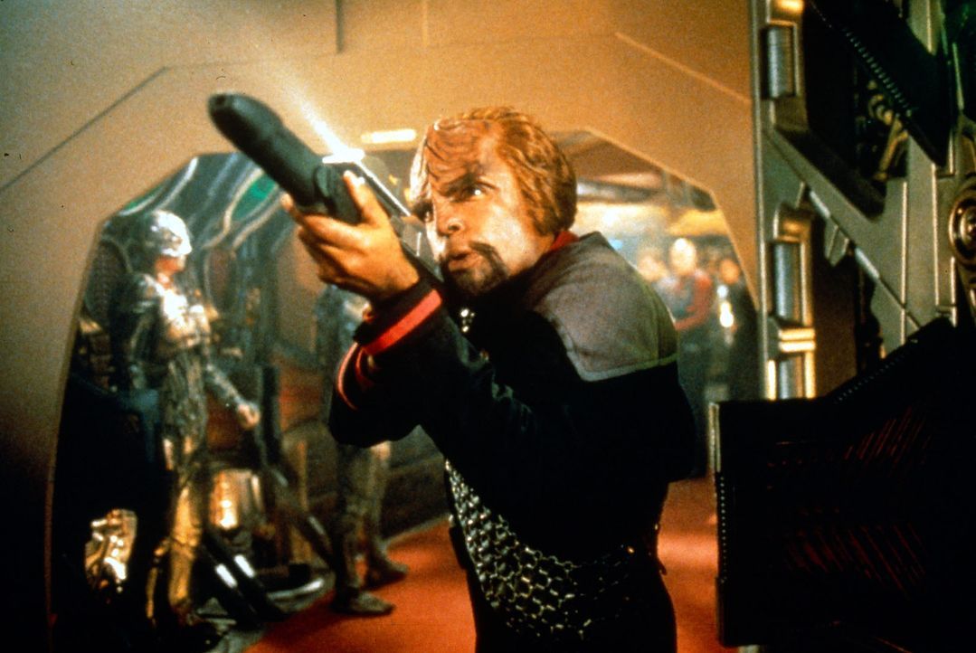 Worf (Michael Dorn) kämpft verbissen um sein Leben, während Cochrane und Riker den ersten Warp-Flug vorbereiten. Denn dieser Flug entscheidet über d... - Bildquelle: Paramount Pictures