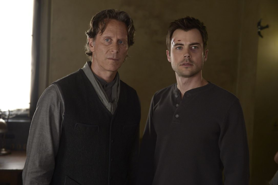 Während Bruder Michael (Steven Weber, l.) und Kyle (Matt Long, r.) die Entwicklungen auf dem Anwesen mit Argwohn betrachten, versucht Julia sich in... - Bildquelle: Philippe Bosse 2014 Syfy Media, LLC