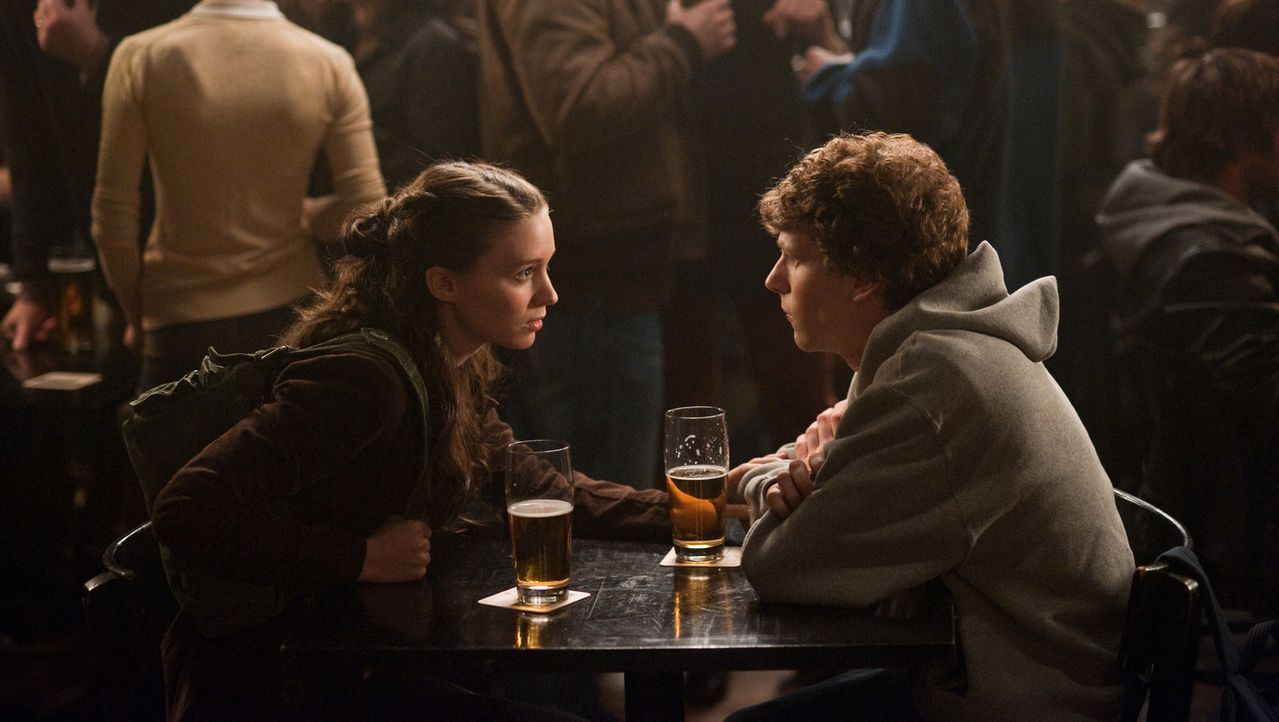 Kaum trennt sich Erica Albright (Rooney Mara, l.) von Mark Zuckerberg (Jesse Eisenberg, r.), da muss sie auch schon erfahren, welch geschmacklose Bl... - Bildquelle: 2010 Columbia Pictures Industries, Inc. and Beverly Blvd LLC. All Rights Reserved.