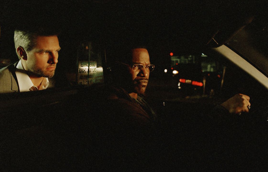 Eines Nachts steigt der eher unscheinbare Vincent (Tom Cruise, l.) zu Taxifahrer Max (Jamie Foxx, r.) ins Auto und heuert ihn als Fahrer für die Nac... - Bildquelle: TM &   Paramount Pictures. All Rights Reserved.