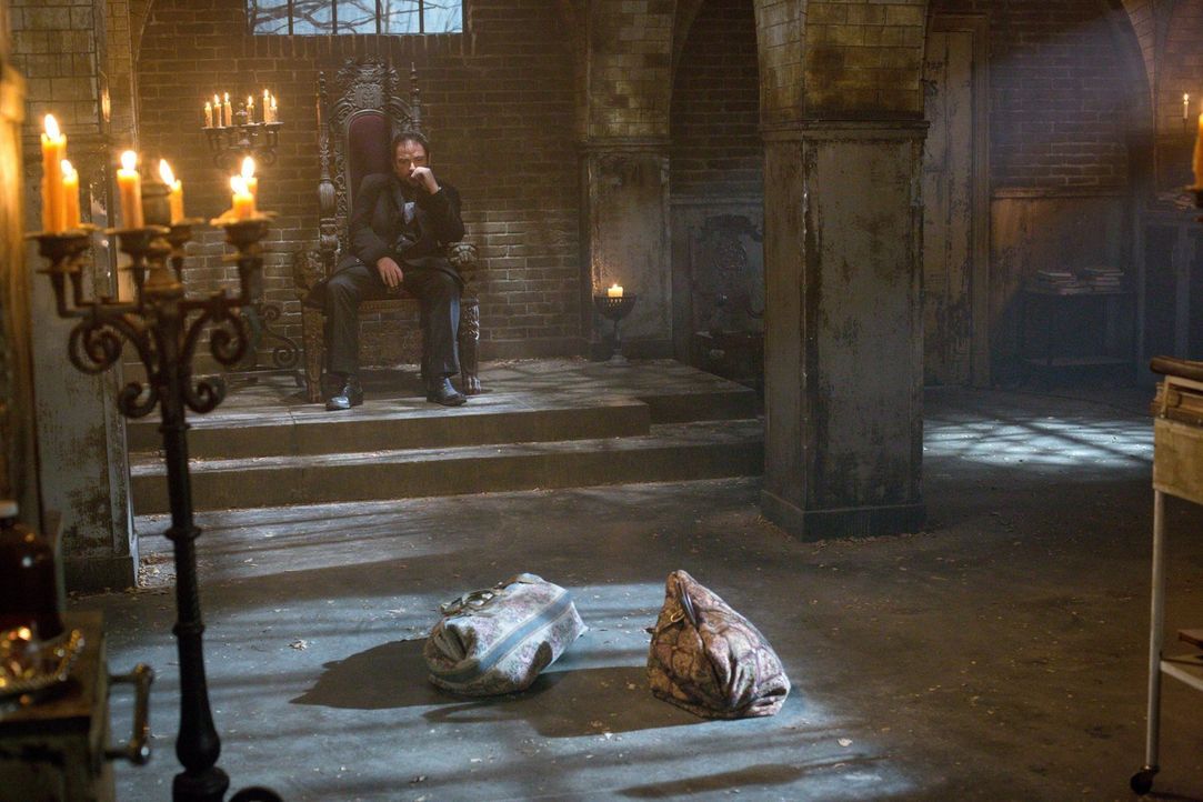Die Beziehungen zwischen Crowley (Mark Sheppard) und seiner Mutter und zwischen Crowley und den Winchester Brüdern werden auf eine harte Probe geste... - Bildquelle: 2016 Warner Brothers