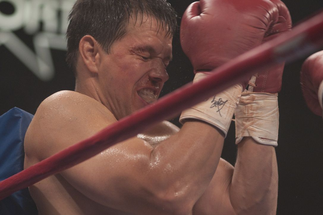 Kassiert mal wieder Prügel: der noch nicht sehr erfolgreiche Boxer Micky (Mark Wahlberg) ... - Bildquelle: 2010 Fighter, LLC All Rights Reserved