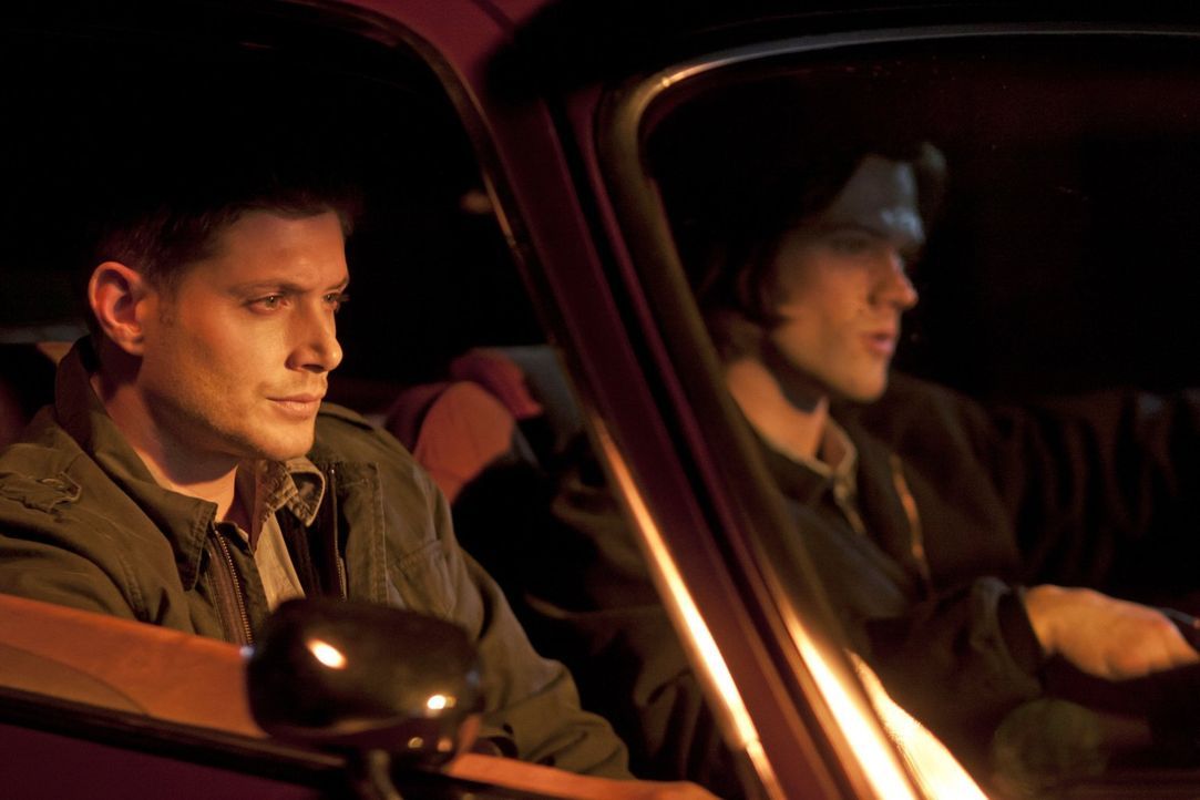 Werden von Garth zu Hilfe gerufen: Sam (Jared Padalecki, l.) und Dean (Jensen Ackles, r.) ... - Bildquelle: Warner Bros. Television