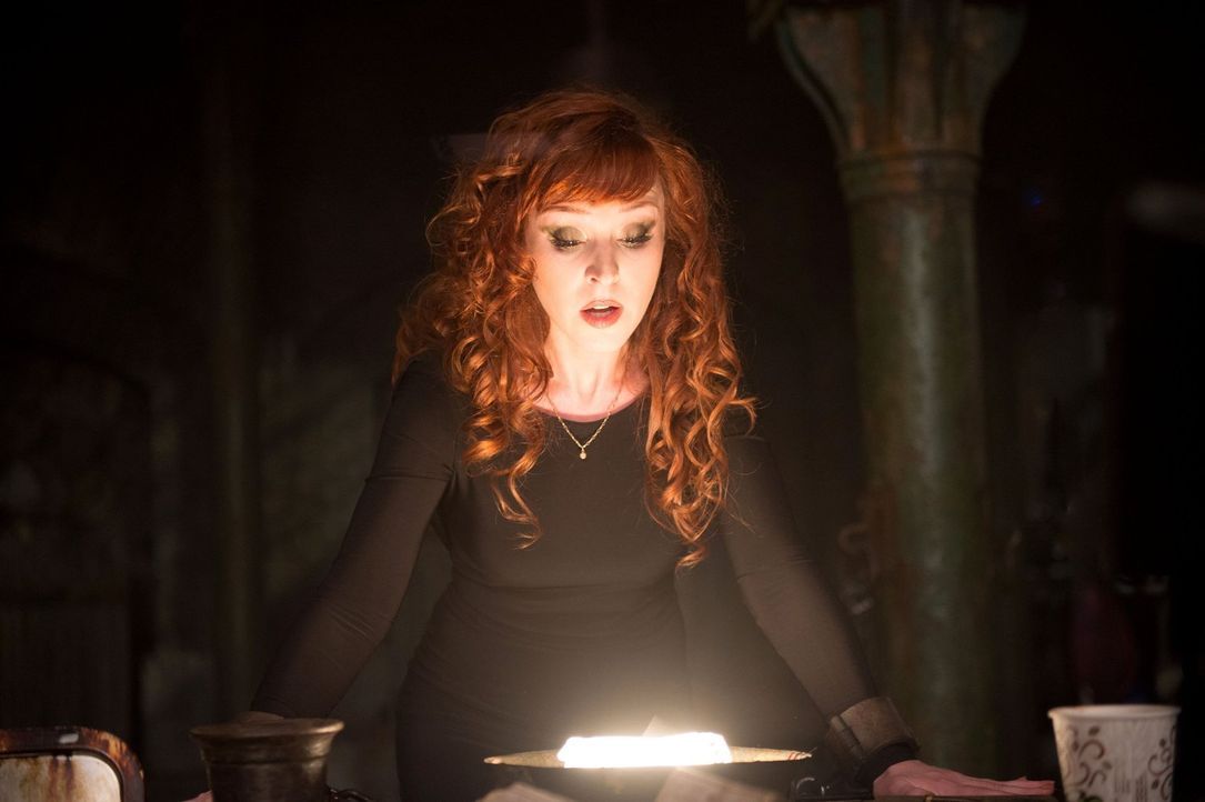 Um den mächtigen Zauber ausführen zu können, brauchen Rowena (Ruth Connell), Sam und Castiel ganz besondere Zutaten und keine davon ist leicht aufzu... - Bildquelle: 2016 Warner Brothers