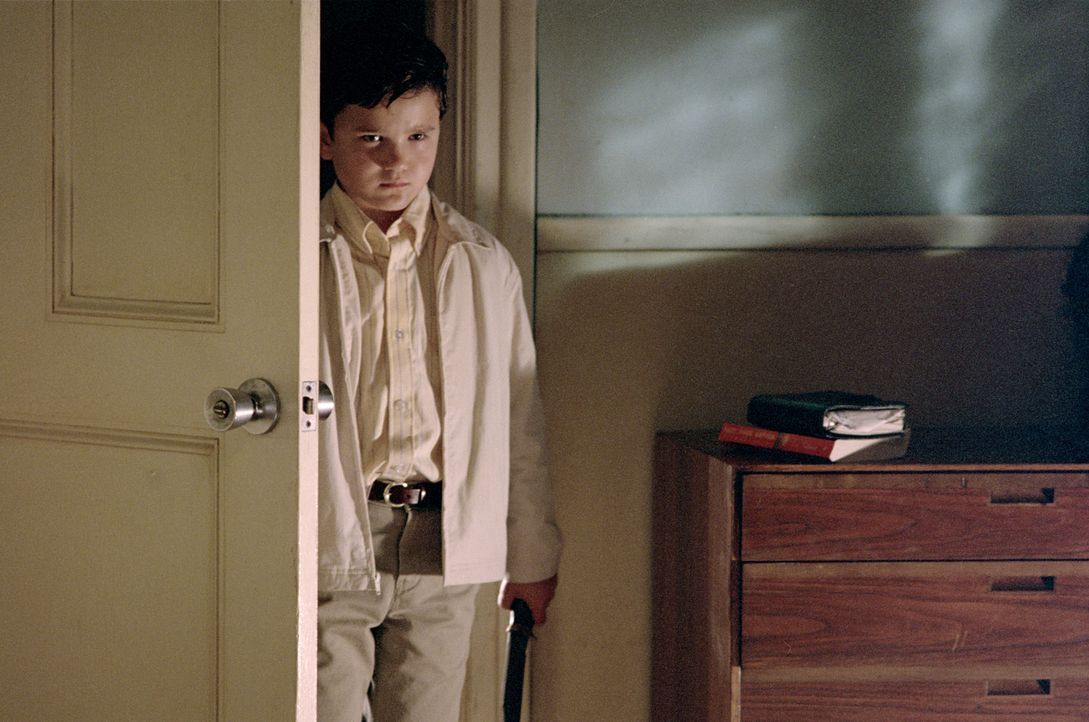Der kleine Timmy (Bret Loehr) ist völlig verstört und spricht kein Wort mehr ... - Bildquelle: 2003 Sony Pictures Television International. All Rights Reserved.