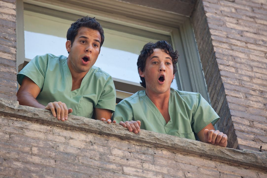 Dumm gelaufen: Casey (Skylar Astin, l.) und Miller (Miles Teller, r.) können Jeff nicht länger festhalten - und dessen Sturz aus dem Fenster ist nic... - Bildquelle: John Johnson 2011 Twenty One and Over Productions, Inc.