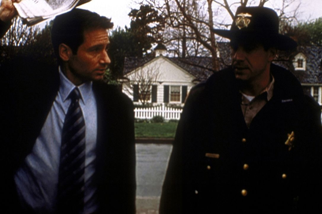 Sheriff Adderly (John Mese, r.) hilft Mulder (David Duchovny, l.) bei der Suche nach einer verschwundenen Frau. - Bildquelle: TM +   2000 Twentieth Century Fox Film Corporation. All Rights Reserved.