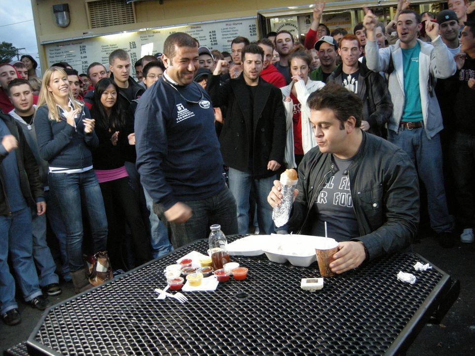 Adam Richman (r., vorne) - Bildquelle: 2009, The Travel Channel, L.L.C.