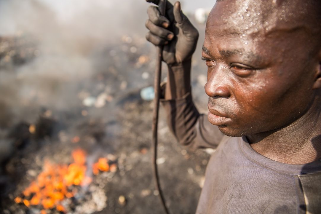 Reporter Oliver Plöger blickt hinter die Kulissen der Elektroschrottdeponie von Agbogbloshie in Ghana, auf und vor der knapp 50.000 Menschen leben -... - Bildquelle: ProSieben MAXX