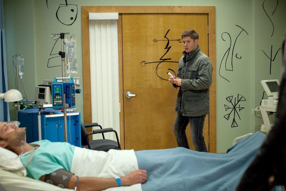 Nach und nach wird Dean (Jensen Ackles, r.) bewusst, dass er von Castiel für Sam (Jared Padalecki, l.) keine Hilfe erhalten wird ... - Bildquelle: 2013 Warner Brothers