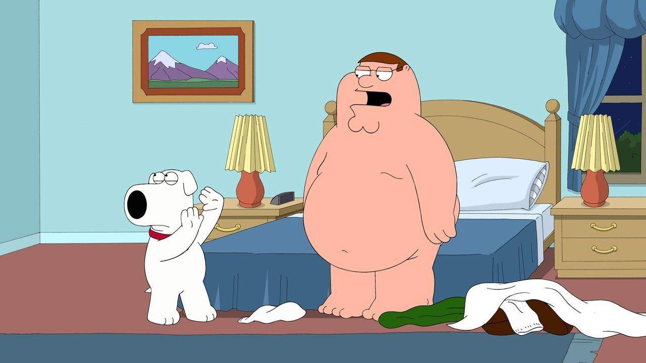 Peter (r.) quält Brian (l.) damit, sich permanent nackt vor ihm zu zeigen. Brian sucht daraufhin Hilfe bei Stewie ... - Bildquelle: 2014 Twentieth Century Fox Film Corporation. All rights reserved.