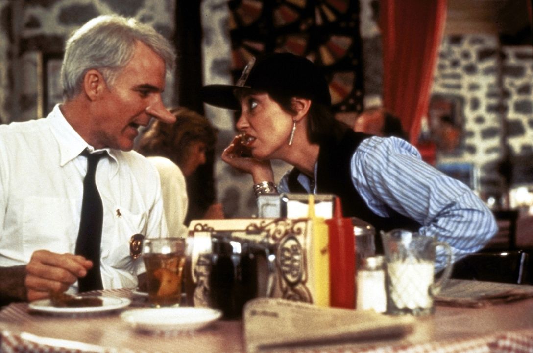 In seinem Liebeskummer sucht C. D. Bales (Steve Martin, l.) Trost bei seiner alten Freundin Dixie (Shelley Duvall, r.). Doch auch sie weiß keinen Ra... - Bildquelle: Copyright   1987 Columbia Pictures Industries, Inc. All Rights Reserved.