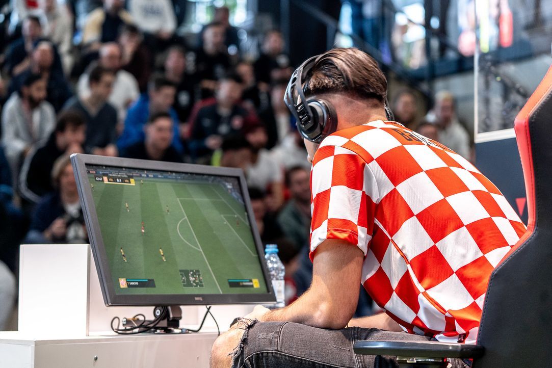 ran eSports: FIFA 20 - Virtual Bundesliga Spieltag 1 Live - Bildquelle: Felix Gemein 2019 DFL Deutsche Fußball Liga GmbH / Felix Gemein