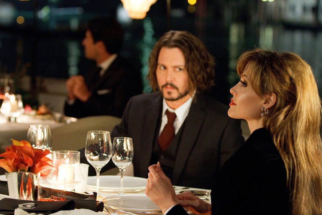 Die Zeit, die Frank (Johnny Depp, l.) und Elise (Angelina Jolie, r.) zusammen verbringen, sorgt bei beiden für ein Wechselbad der Gefühle. Wird es... - Bildquelle: CPT Holdings, Inc.  All Rights Reserved.