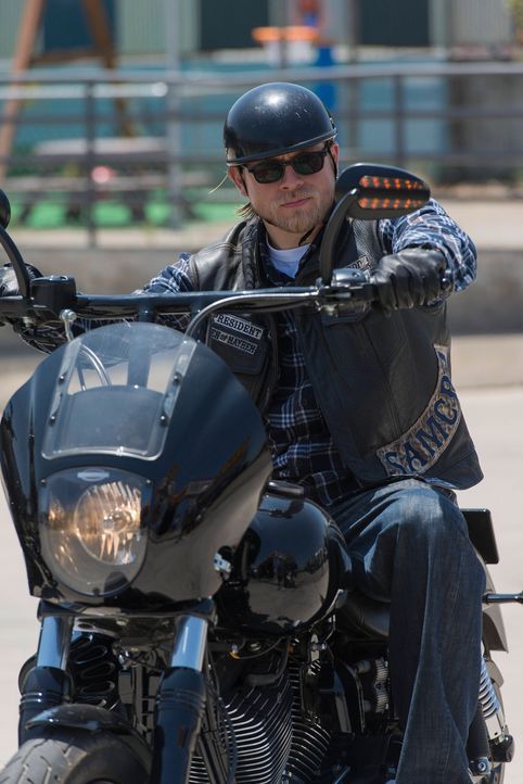 Jax (Charlie Hunnam) versucht erneut, den Club aus den Waffengeschäften zu befreien ... - Bildquelle: 2013 Twentieth Century Fox Film Corporation and Bluebush Productions, LLC. All rights reserved.