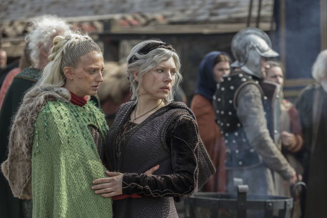 Torvi (Georgia Hirst, l.); Lagertha (Katheryn Winnick, r.) - Bildquelle: 2017 TM PRODUCTIONS LIMITED / T5 VIKINGS V PRODUCTIONS INC. ALL RIGHTS RESERVED.