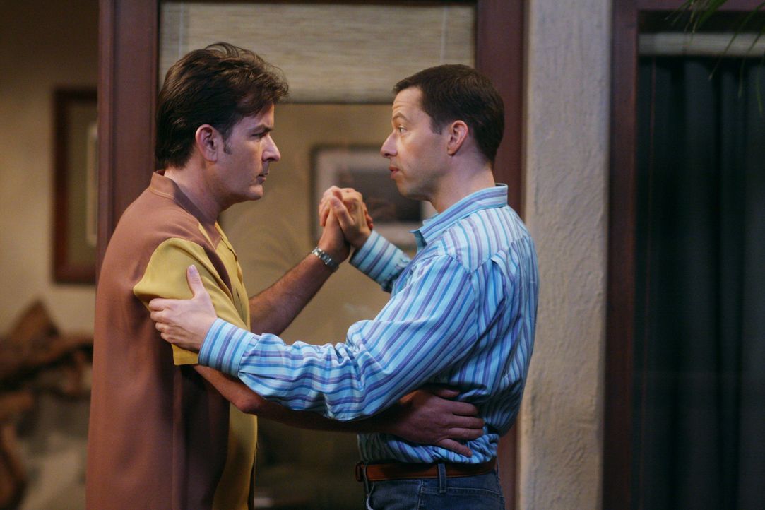 Da Charlie (Charlie Sheen, l.) keine Tanzstunden nehmen möchte, schreitet Alan (Jon Cryer, r.) zur Tat und übt heimlich mit ihm ... - Bildquelle: Warner Brothers