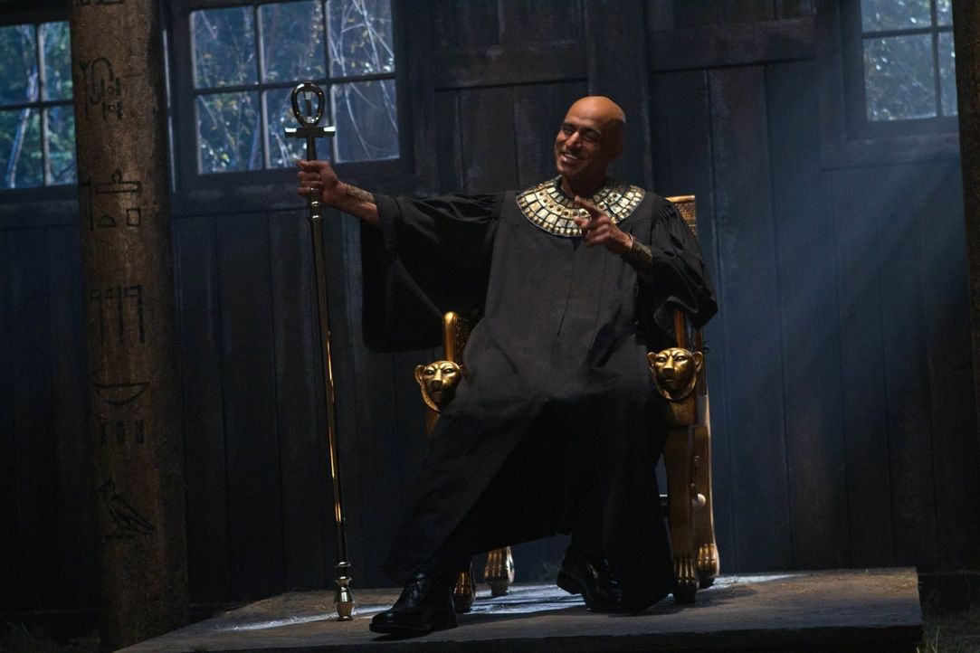 Bestraft Menschen für ihre schlimmen Taten in der Vergangenheit: der ägyptische Gott Osiris (Faran Tahir) ... - Bildquelle: Warner Bros. Television