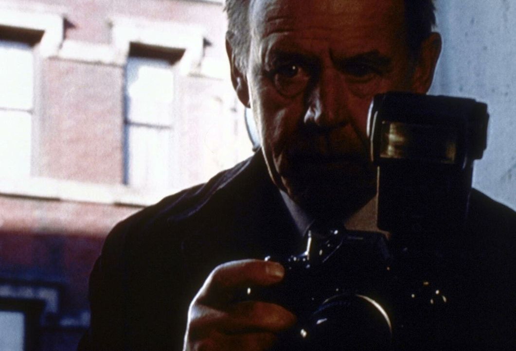 Der freiberufliche Fotograf Alfred Fellig (Geoffrey Lewis) macht schon seit vielen Jahren Tatortfotos für die New Yorker Polizei. - Bildquelle: TM +   2000 Twentieth Century Fox Film Corporation. All Rights Reserved.