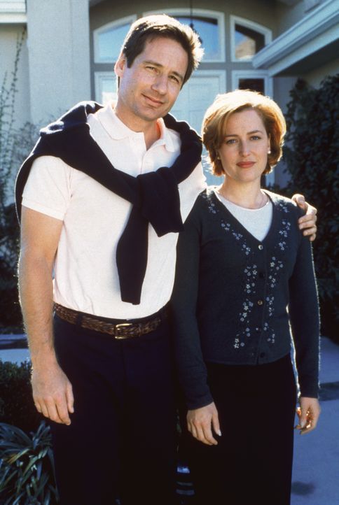 Mulder (David Duchovny, l.) ist zusammen mit Scully (Gillian Anderson, r.) als Ehepaar Petrie getarnt in eine Wohnanlage gezogen, um dort verdeckte... - Bildquelle: 1998-1999 Twentieth Century Fox Film Corporation.  All rights reserved.