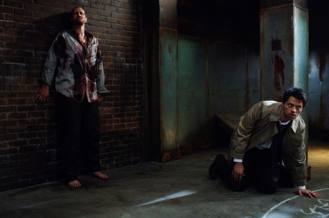 Sieben Engel wurden getötet, und Castiel (Mischa Collins, r.) und Uriel rekrutieren Dean, um herauszufinden, wer es war. Zu diesem Zweck muss Dean... - Bildquelle: Warner Bros. Television