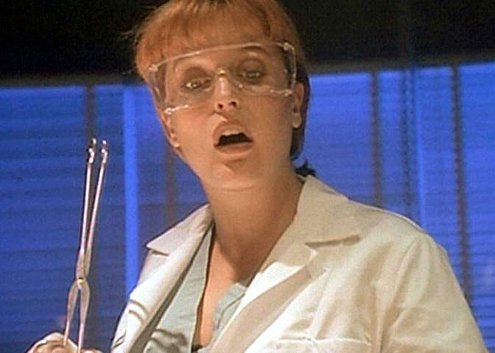 Scully (Gillian Anderson) macht bei der Autopsie einer in der Kanalisation von Newark gefundenen Leiche eine erstaunliche Entdeckung. - Bildquelle: TM +   2000 Twentieth Century Fox Film Corporation. All Rights Reserved.