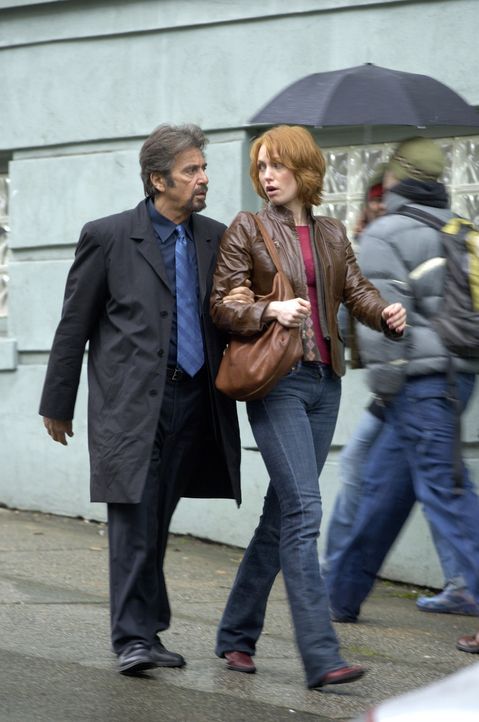 Stecken in großen Schwierigkeiten: College-Professor Jack Gramm (Al Pacino, l.) und seine junge Assistentin Kim Cummings (Alicia Witt, r.) ... - Bildquelle: Nu Image