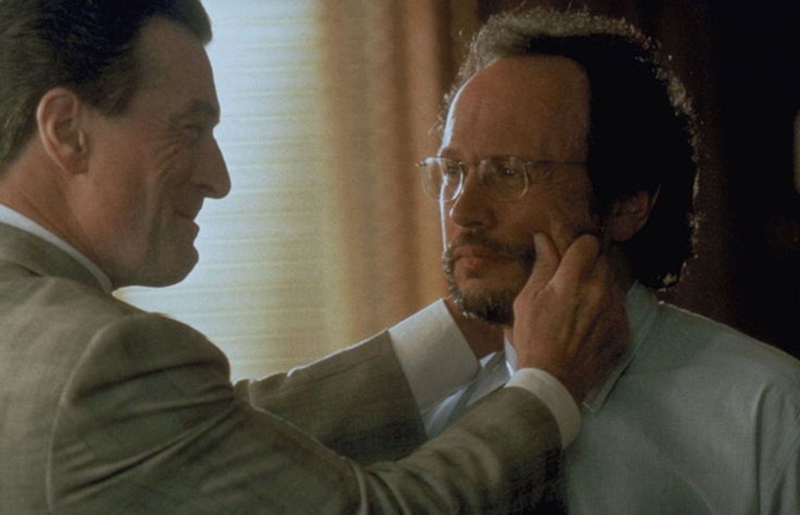 Die außergewöhnliche Begegnung zwischen Mafiaboss Vitti (Robert De Niro, l.) und Psychiater  Sobol (Billy Crystal, r.) gestaltet sich zunächst schwi... - Bildquelle: Warner Brothers International Television Distribution Inc.