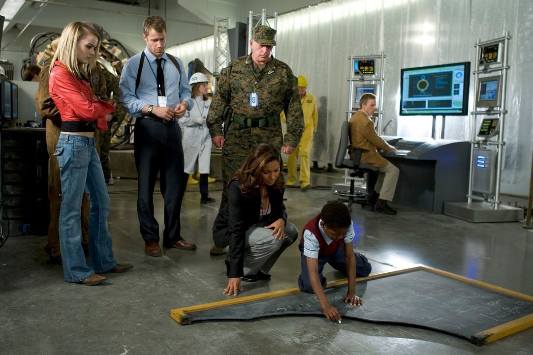 Jack Carter (Colin Ferguson, 2.v.l.) will seine Tochter Zoe (Jordan Hinson, l.) nach Los Angeles bringen, hat unterwegs einen Unfall und landet so i... - Bildquelle: Universal Television