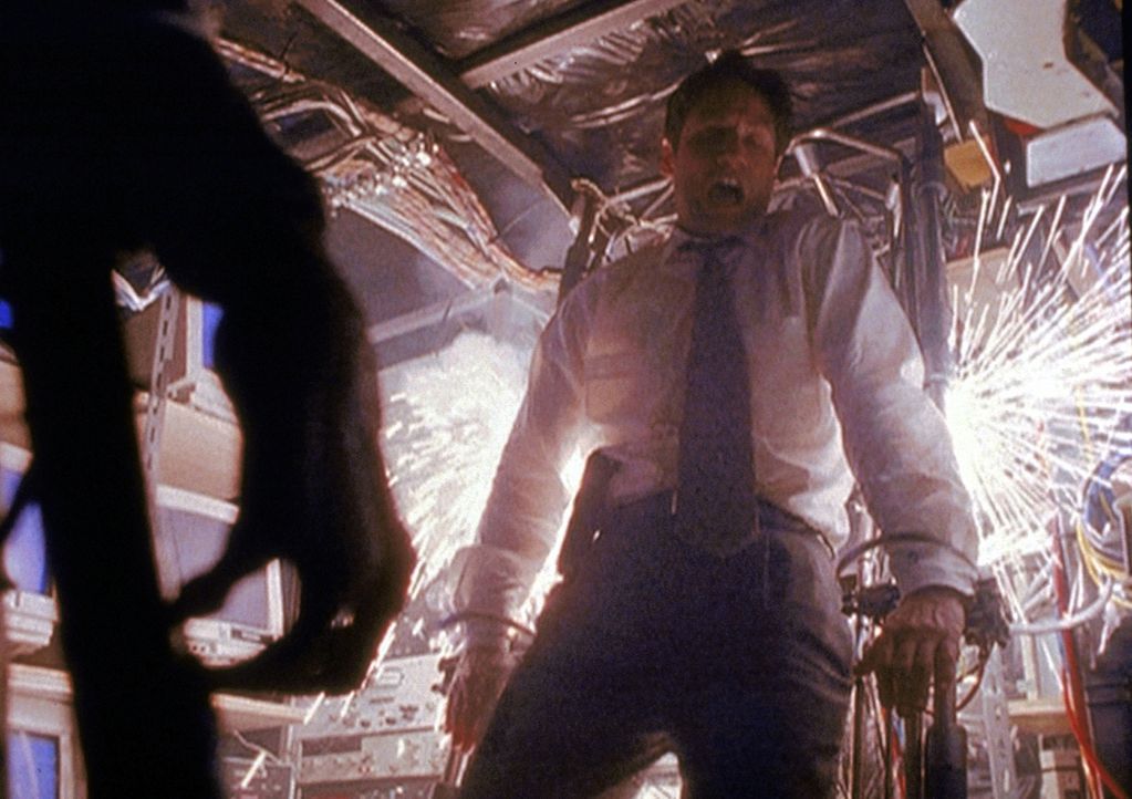 Mulder (David Duchovny, r.) ist in die Zentrale der künstlichen Intelligenz eingedrungen. - Bildquelle: TM +   2000 Twentieth Century Fox Film Corporation. All Rights Reserved.