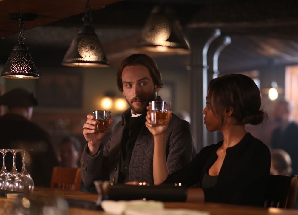 Die neusten Ereignisse lassen nicht nur Abbie (Nicole Beharie, r.), sondern auch Ichabod (Tom Mison, l.) an der Loyalität seiner Frau zweifeln ... - Bildquelle: 2014 Fox and its related entities. All rights reserved.