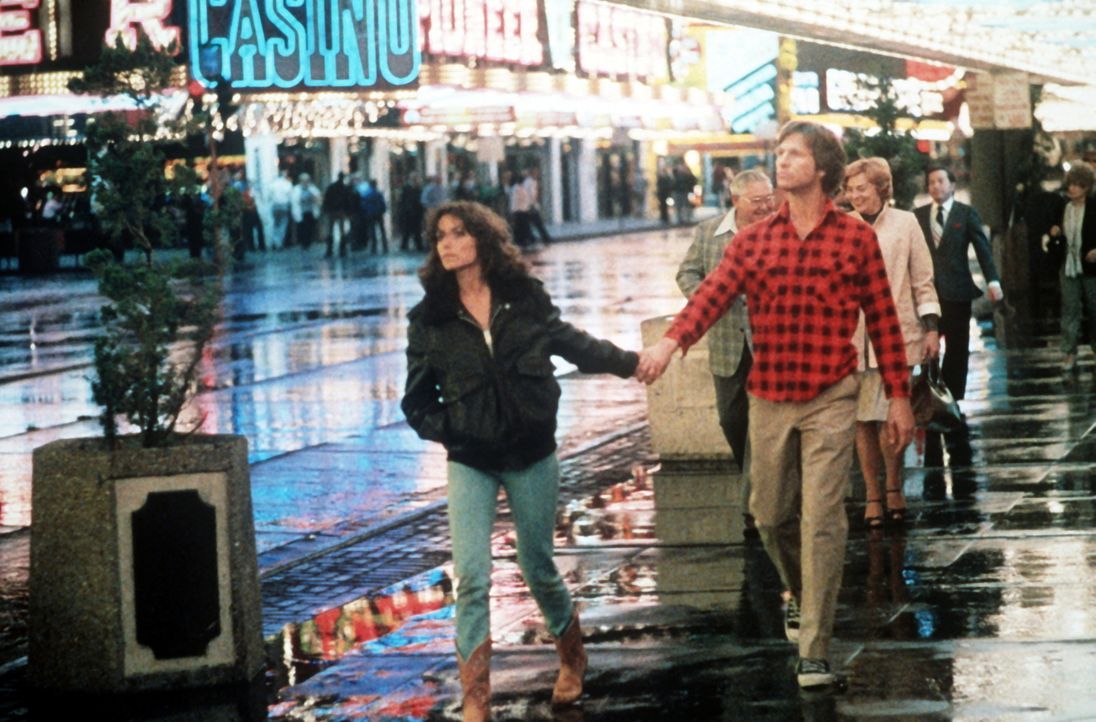 Jenny (Karen Allen, l.) fühlt sich von dem liebenswerten und unbeholfenen Außerirdischen (Jeff Bridges, r.) gleichzeitig angezogen und geängstigt. D... - Bildquelle: Columbia Pictures