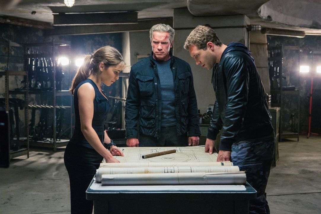 Gemeinsam schmieden Sarah (Emilia Clarke, l.), Kyle (Jai Courtney, r.) und Paps (Arnold Schwarzenegger, M.) einen Plan, um die Programmierung von Ge... - Bildquelle: 2015 PARAMOUNT PICTURES. ALL RIGHTS RESERVED.