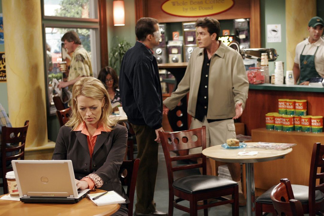 Nachdem Charlie (Charlie Sheen, r.) und Alan (Jon Cryer, M.) beim Augenarzt waren, treffen sie in einem Coffeshop auf die hübsche Sherri (Jeri Ryan,... - Bildquelle: Warner Bros. Television