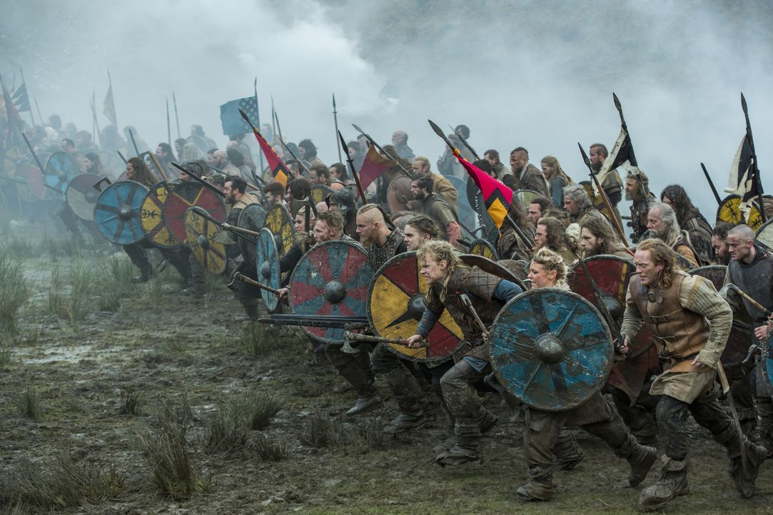 Die Schlacht gegen Aethelwulfs Armee beginnt: Ubbe (Jordan Patrick Smith, vorne l.), Sigurd (David Lindström, vorne 2.v.r.), Hvitserk (Marco Ilsø, v... - Bildquelle: 2016 TM PRODUCTIONS LIMITED / T5 VIKINGS III PRODUCTIONS INC. ALL RIGHTS RESERVED.