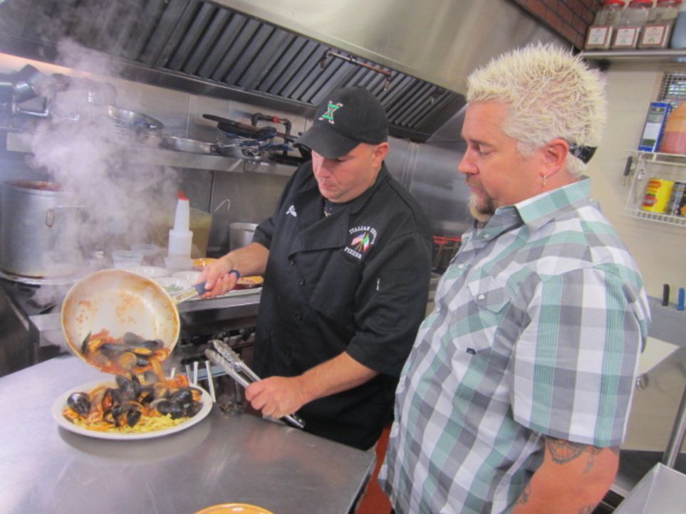 In der "Italian Express Pizzeria" in Boston weiht Jim Iannuzzi (l.) Guy Fieri (r.) in sein Geheimnis beim Zubereiten von Muscheln ein ... - Bildquelle: 2012, Television Food Network, G.P. All Rights Reserved.