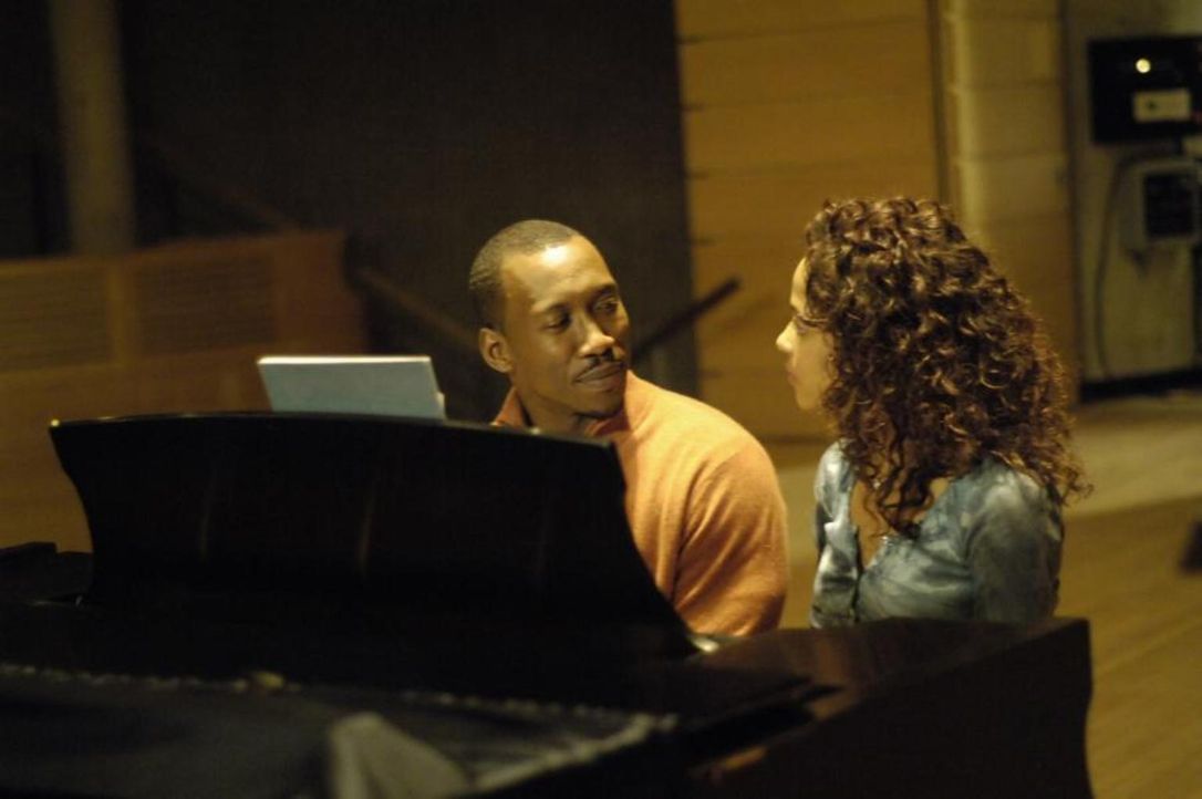 Richard (Mahershalalhashbaz Ali, l.) spricht mit Isabelle (Megalyn Echikunwoke, r.), die gerade zum ersten Mal an einem Klavier sitzt und schon wie... - Bildquelle: Viacom Productions Inc.
