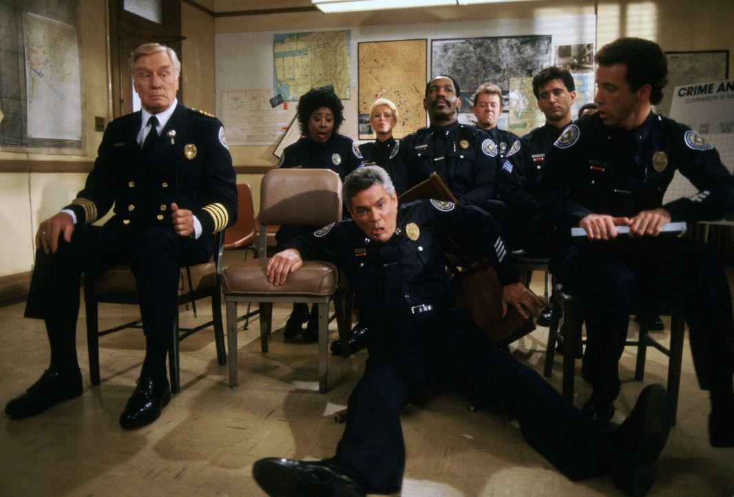 Die chaotische Truppe von der Police Academy sorgt dafür, dass im Unterricht keine Langeweile aufkommt: Commandant Lassard (George Gaynes, vorne l.)... - Bildquelle: Warner Brothers International