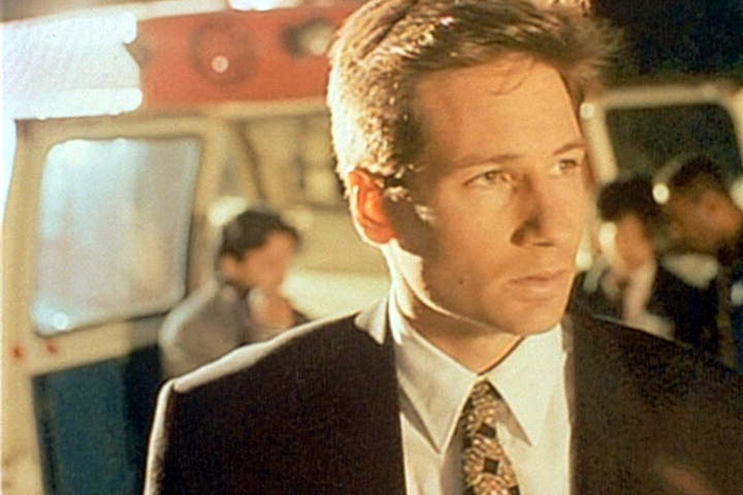 Ein Kanalarbeiter aus Newark berichtet Mulder (David Duchovny), dass er in einer Abwasserröhre von "etwas" angegriffen und gebissen worden sei. - Bildquelle: TM +   2000 Twentieth Century Fox Film Corporation. All Rights Reserved.