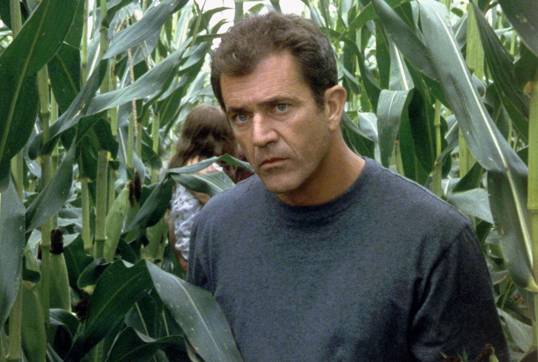 Eines Tages erscheinen ,,Zeichen", Getreidekreise, in Grahams (Mel Gibson) Kornfeldern. Kurz darauf ertönen Klopfgeräusche hinter einer Mauer und sc... - Bildquelle: Touchstone Pictures