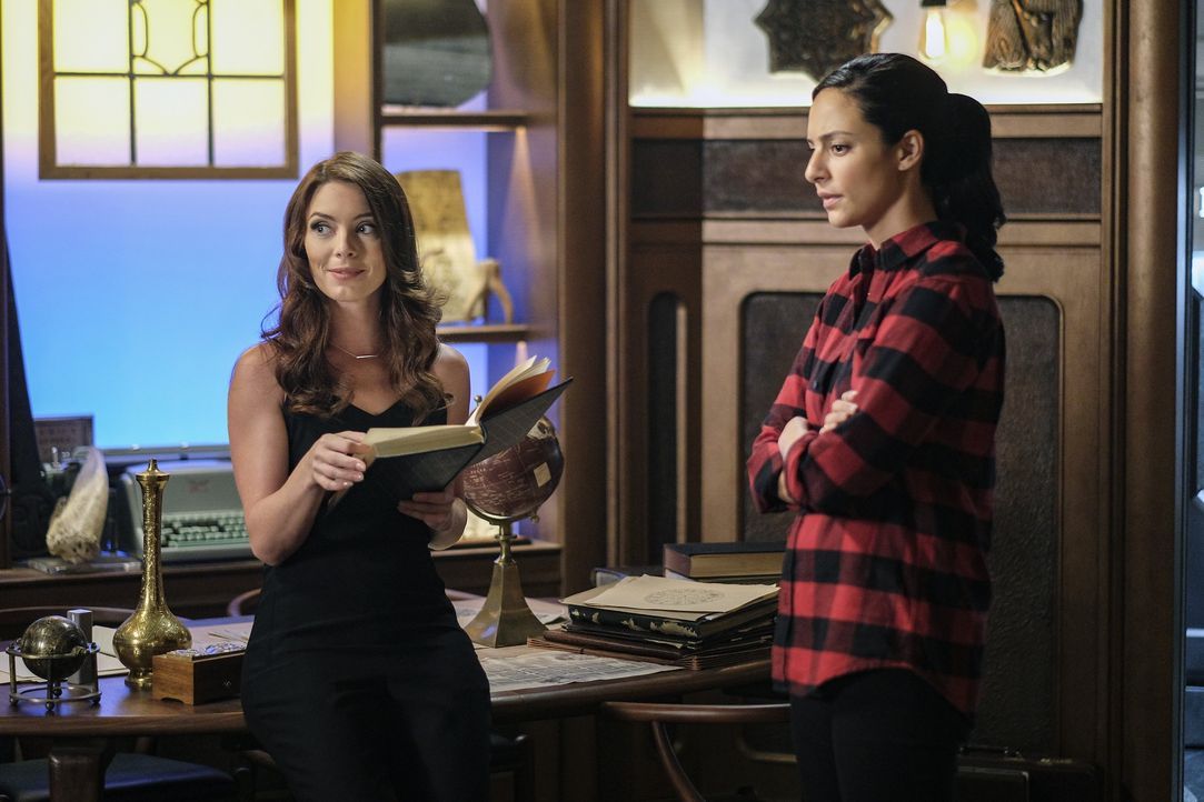 Gideon (Amy Louise Pemberton, l.); Zari (Tala Ashe, r.) - Bildquelle: © 2017 Warner Bros.