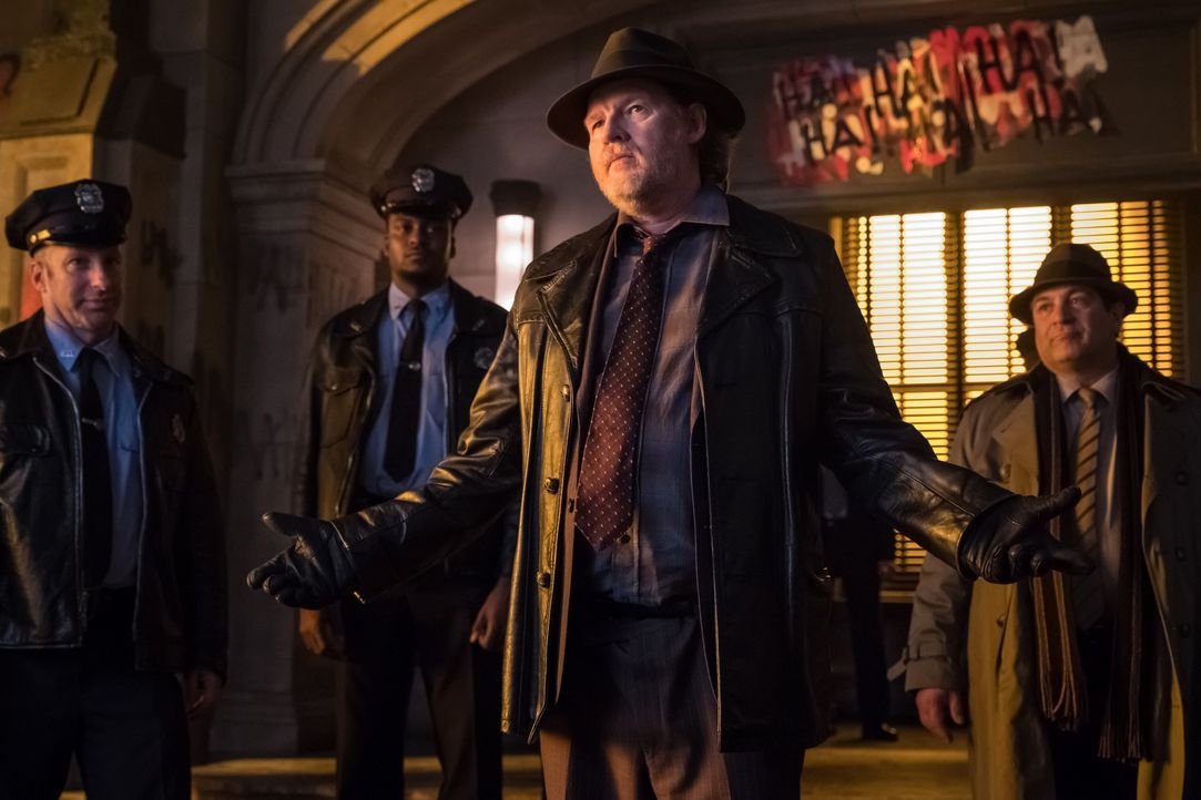 Harvey Bullock (Donal Logue, 2.v.r.) - Bildquelle: 2017 Warner Bros.