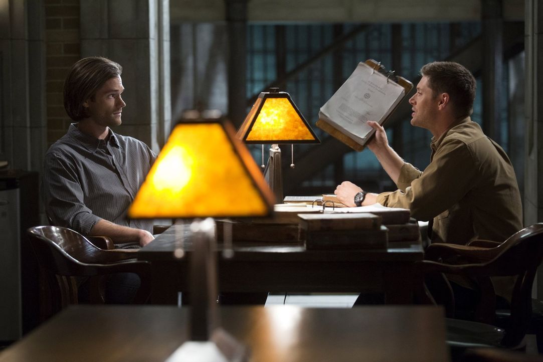 Ihr neuster Fall entwickelt sich anders als geplant. Schließlich finden sich Sam (Jared Padalecki, l.) und Dean (Jensen Ackles, r.) in einer beinahe... - Bildquelle: 2016 Warner Brothers