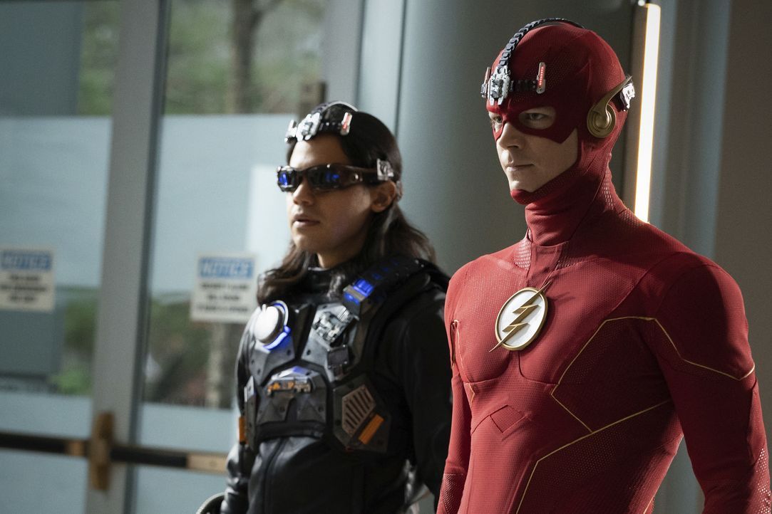 Mecha-Vibe (Carlos Valdes, l.); The Flash (Grant Gustin, r.) - Bildquelle: Warner Bros. Entertainment Inc. All Rights Reserved.