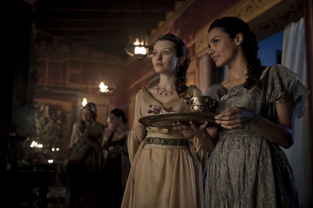 Niemand ahnt, dass Cassia (Emily Browning, l.) nur deshalb von Rom nach Pompeii zurückgekehrt ist, um den Nachstellungen des Senators Corvus zu entg... - Bildquelle: 2014 Constantin Film Verleih GmbH/ Caitlin Cronenberg