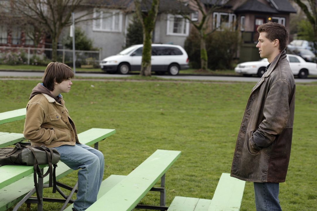 Ein rätselhafter Mord führt Sam (Colin Ford, l.) und Dean (Brock Kelly, r.) zurück an ihre alte Highschool. Während sie anonym ermitteln, werden... - Bildquelle: Warner Bros. Television