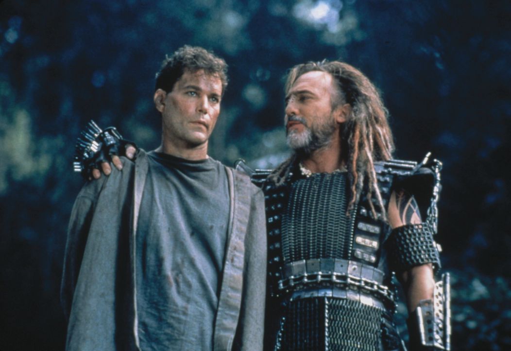 Der Schein trügt. Robbins (Ray Liotta, l.) und Marek (Stuart Wilson, r.) sind Todfeinde ... - Bildquelle: Columbia Tristar International Television