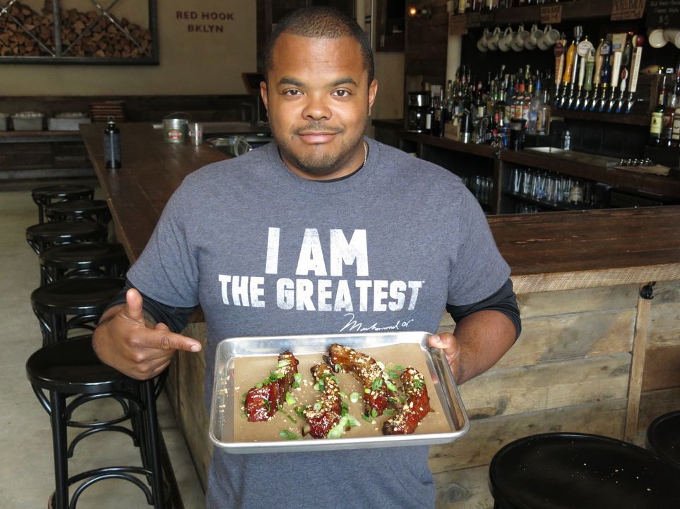 Roger Mooking stattet dieses Mal dem "Hometown Bar-B-Que" in Brooklyn, New York, einen Besuch ab, das für seine "The Korean Sticky Ribs" bekannt ist... - Bildquelle: 2015,Cooking Channel, LLC. All Rights Reserved.