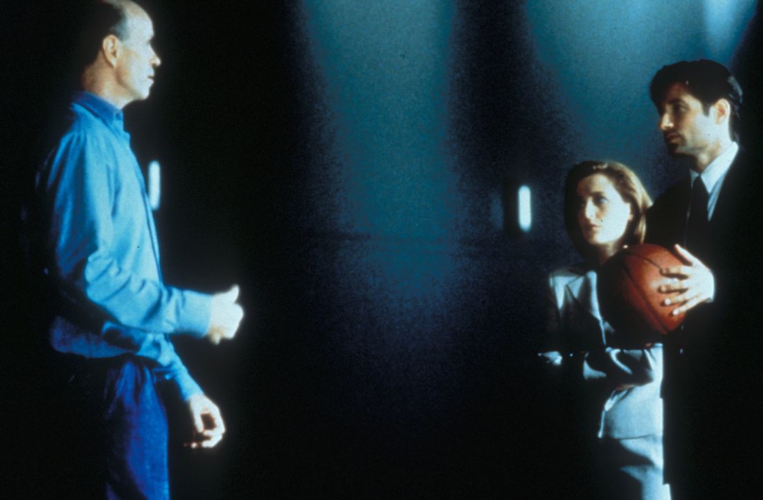 Scully (Gillian Anderson, M.) und Mulder (David Duchovny, r.) versuchen, von dem mehrfachen Kindermörder Roche (Tom Noonan, l.) zu erfahren, wo er s... - Bildquelle: TM +   Twentieth Century Fox Film Corporation. All Rights Reserved.